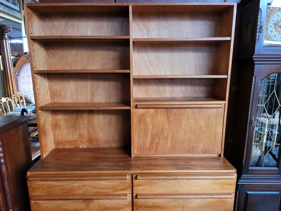 Estante em madeira maciça com escrivaninha - Muito bom estado geral