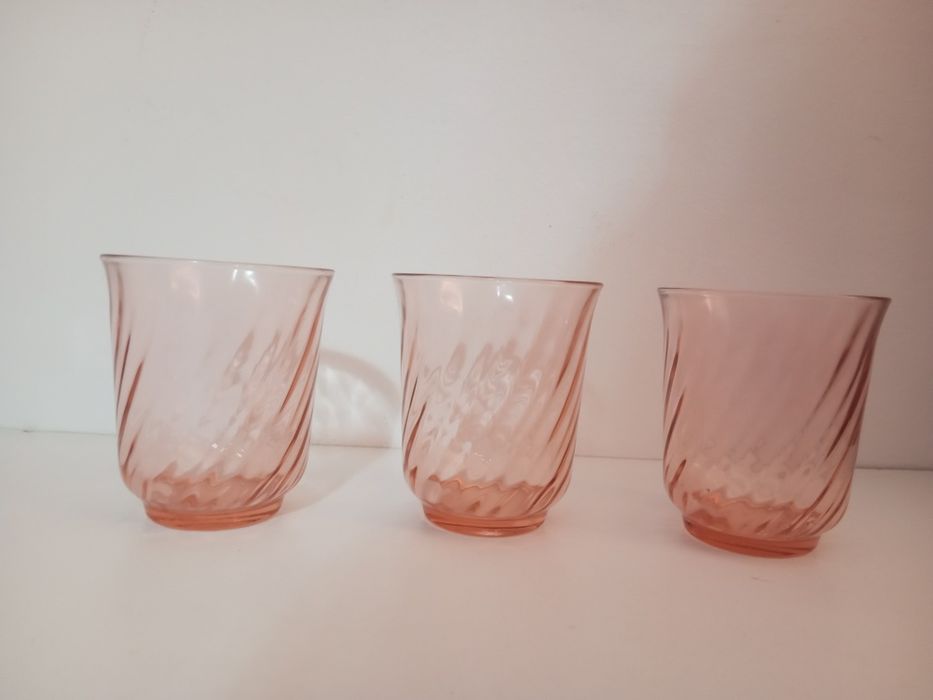 3 pequenos copos rosados vidro