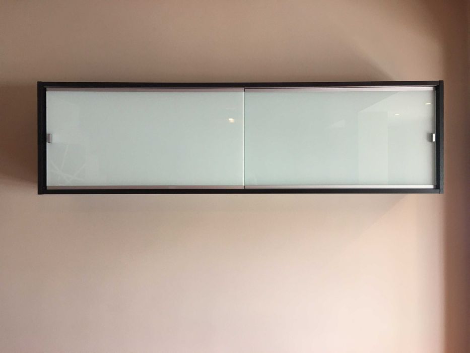 aparador madeira c/ prateleira fechada com vidro suspensa