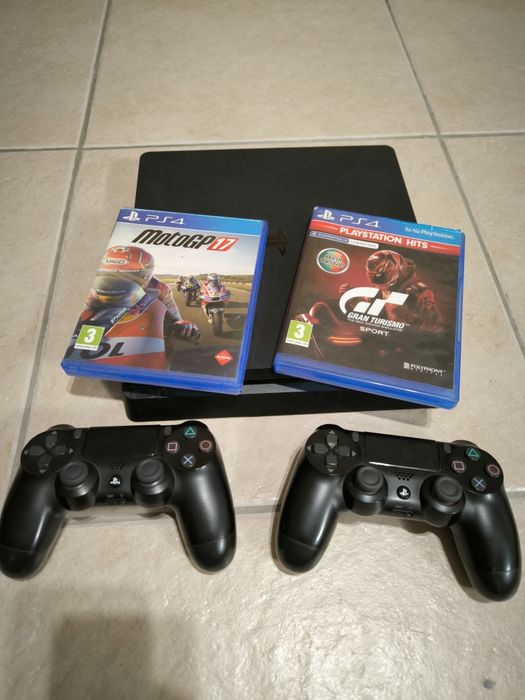 PS4 como nova com 2 comandos e 2 jogos