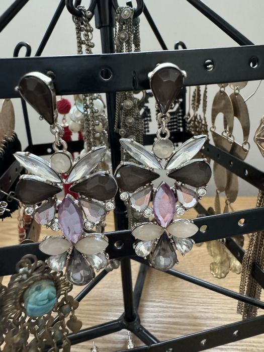 Brincos e colar usados uma vez