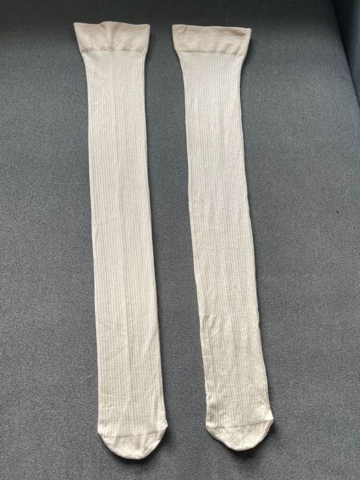 Панчохи у молочному кольорі з ребристим малюнком.