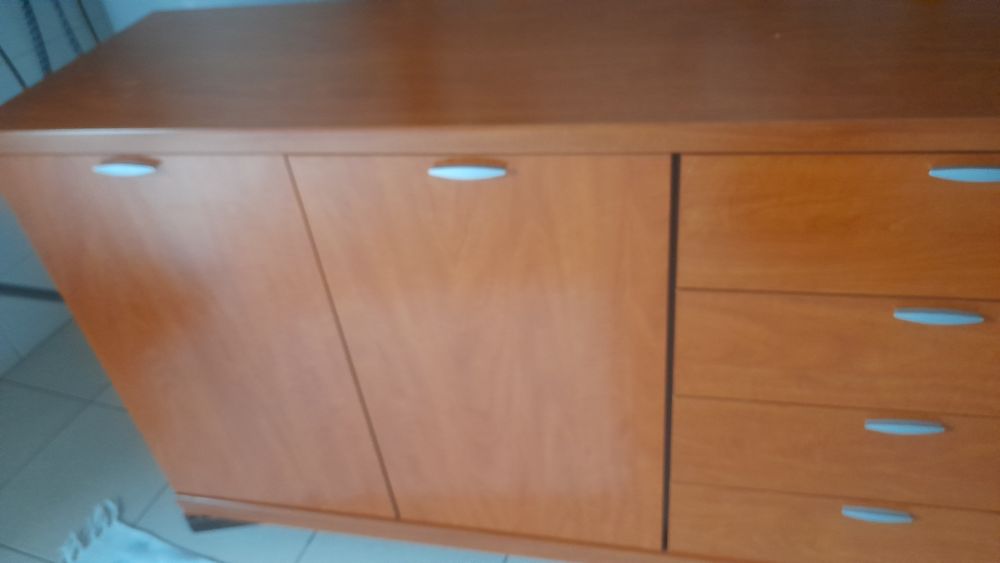 Armário  com  2 portas e 4 gavetas