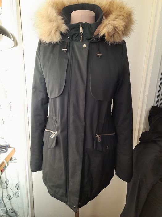 Парка зимова ,темно зеленого кольору.На розмір s або M