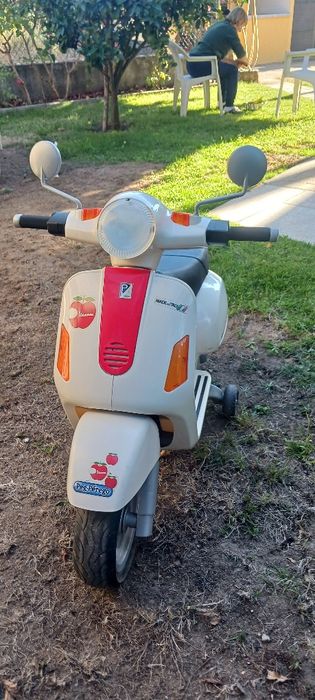 Scooter para crianca peg perego vespa  eletrico