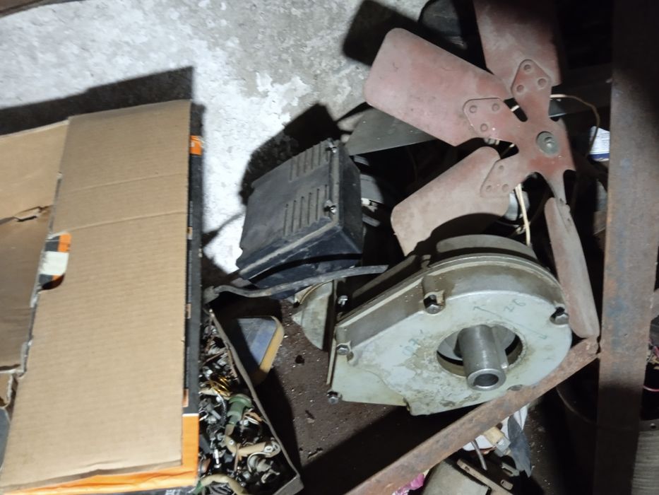 Токарний патрон супорт задня бабка магнітна плита резцедержка удг