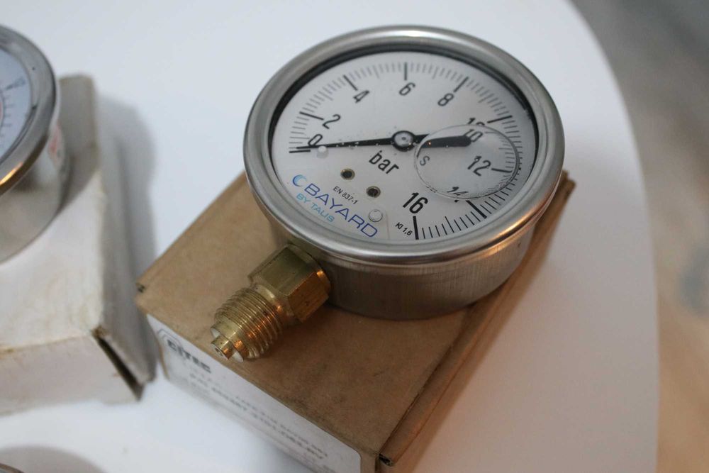 Manometr pionowy 0-16 bar