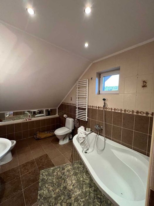 Продаж житлового будинку з ділянкою 29сот. у дуже мальовничому місці