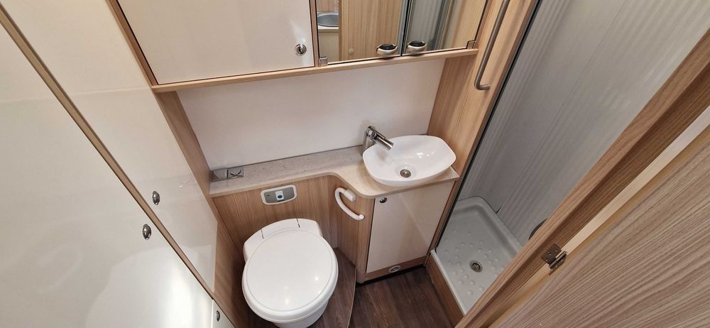 Wynajem kampera mała Lux półIntegra 4 osobowa - Poznań