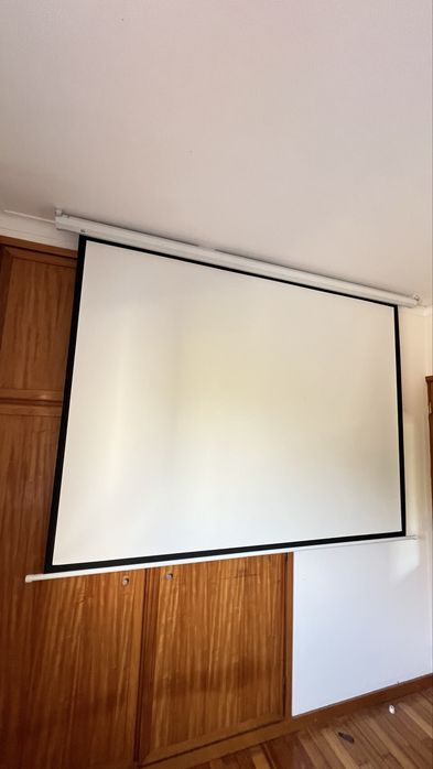 Projetor + tela eletrica