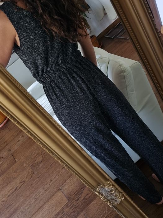 Błyszczący długi kombinezon na ramiączkach z dekoltem Apricot r. S,