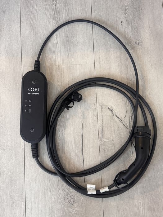 Oryginalna Ładowarka Audi e-tron mobilna ładowarka samochodowa/  7.2kW Type 2 IC-CPD 8V4.971.675.AP