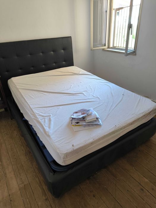 Colchão, cama, cómoda e sofá