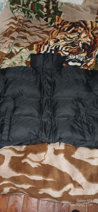 Продам женскую куртку чёрную Фирмы Баленсиага