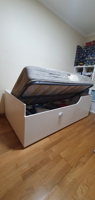 Vendo cama de criança  com  elevatóriao