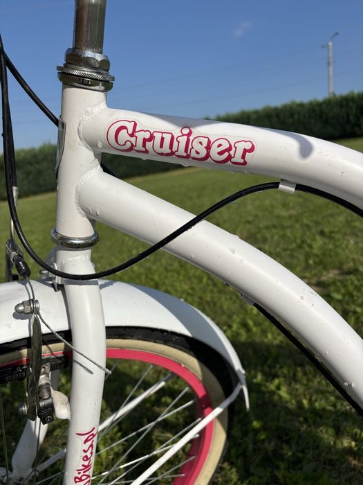 Piekny bialo -rozowy rower