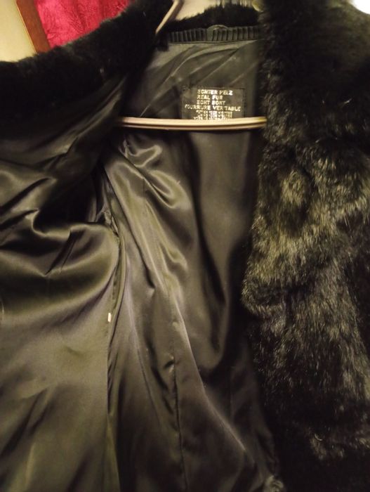 Шуба з натурального кролика чорного кольору в гарному стані