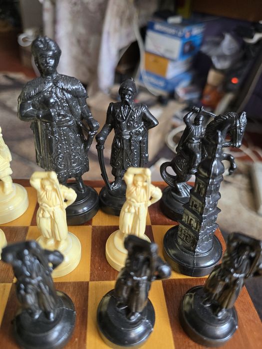 Шахматные фигуры украинские поштучно и Доска Дуб.
