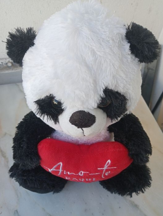 Peluche panda com um coração