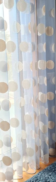 Cortina em organza com ilhós e varão em inox.