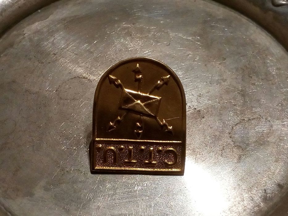 Antigo pin dos correios do ultramar CTTU