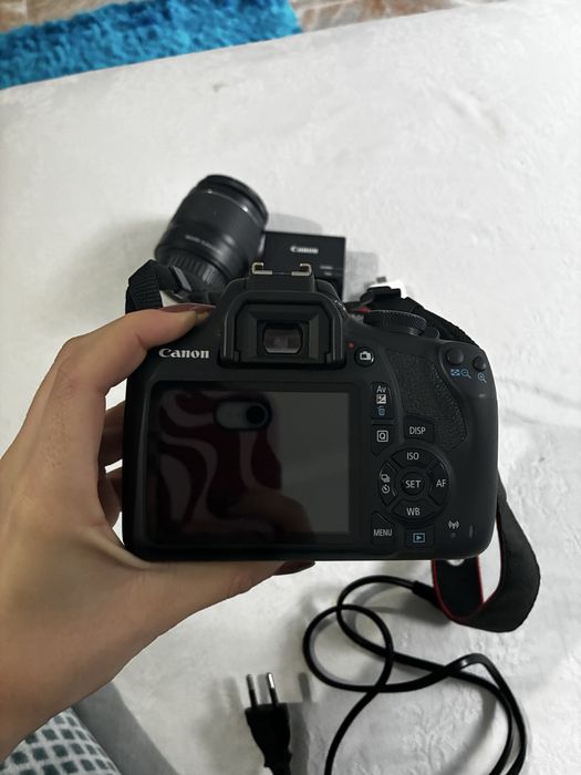 Canon  EOS 2000D