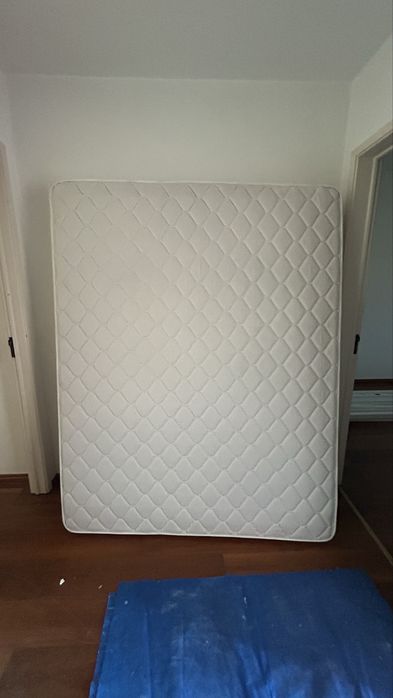 Cama de casal, colchão e mesa de jantar