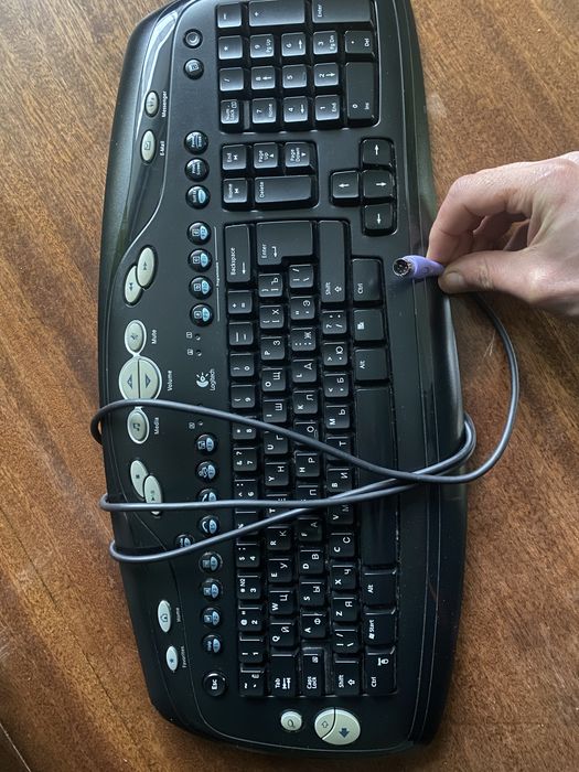 Клавіатура Logitech (PS/2, старий вхід) — робоча