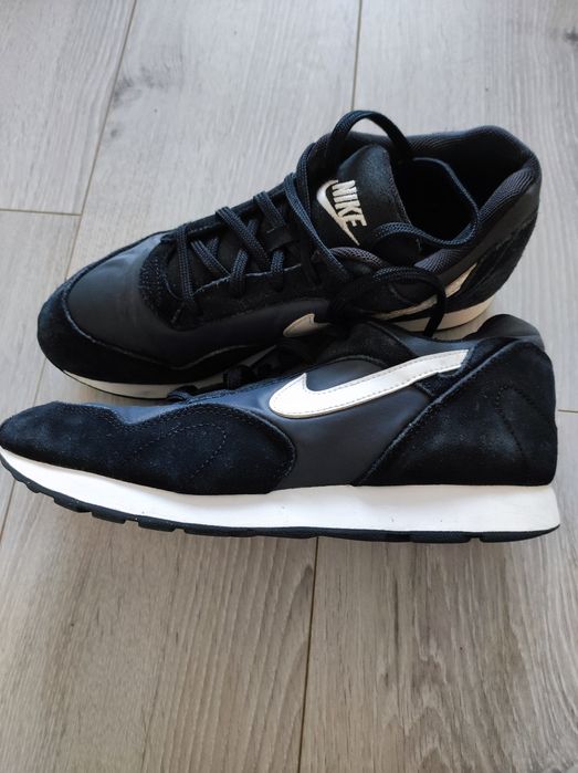 Жіночі кросівки ..