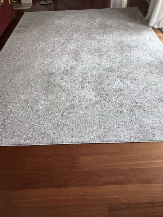 Duas carpetes de sala (rosa claro com padrão)