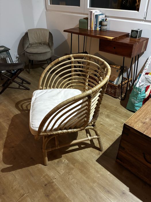 Poltrona BUSKBO IKEA com almofada