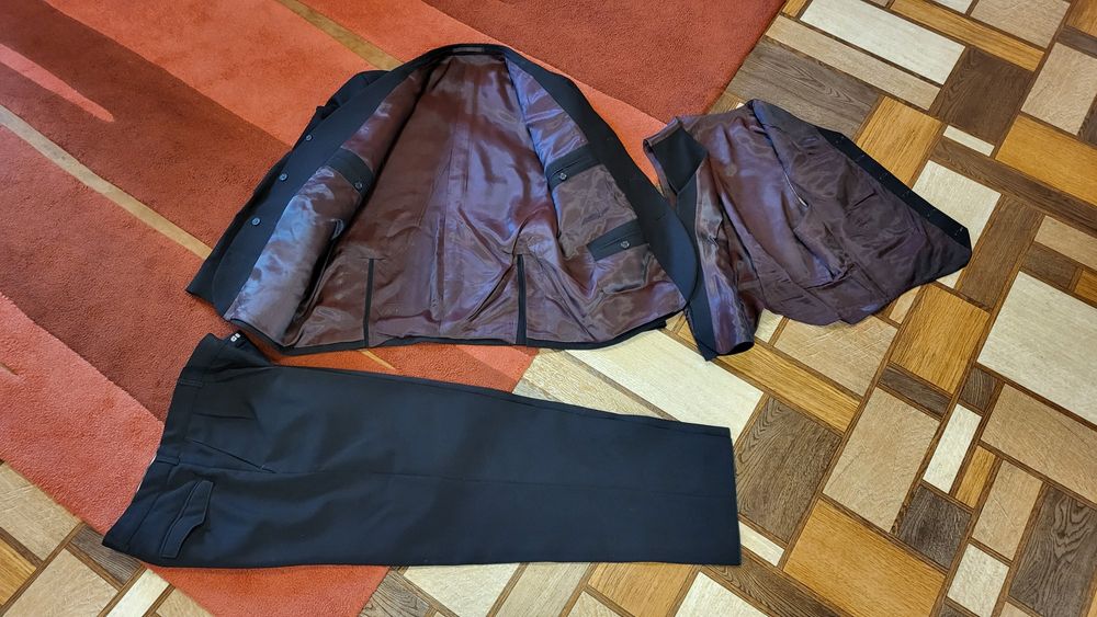 Мужской классический костюм с желетом.