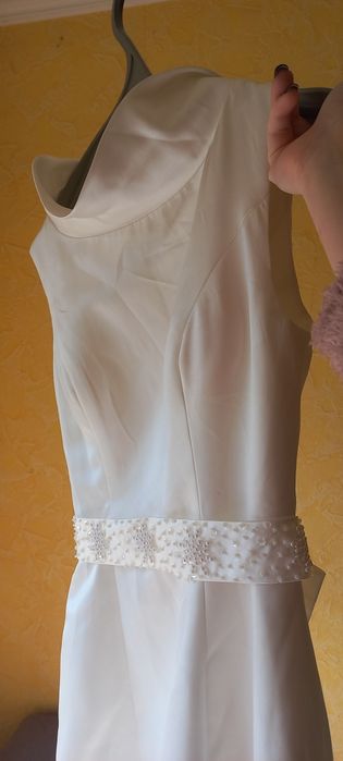 Біла сукня в підлогу