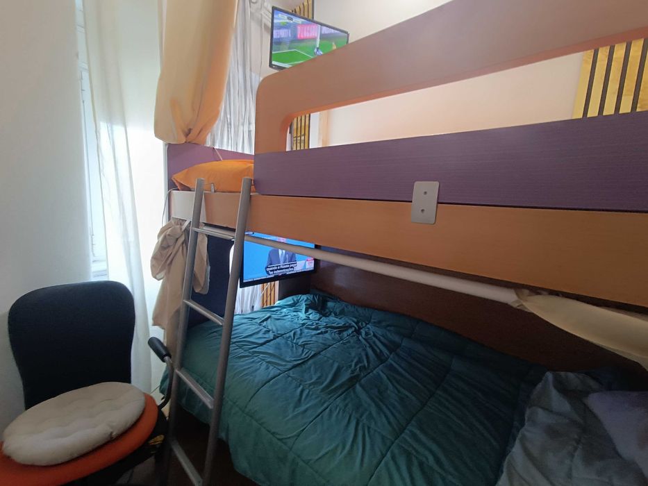 Quarto Individual Privado (Não Partilhado) c/ Beliche, TVs, WiFi, AC e Contrato