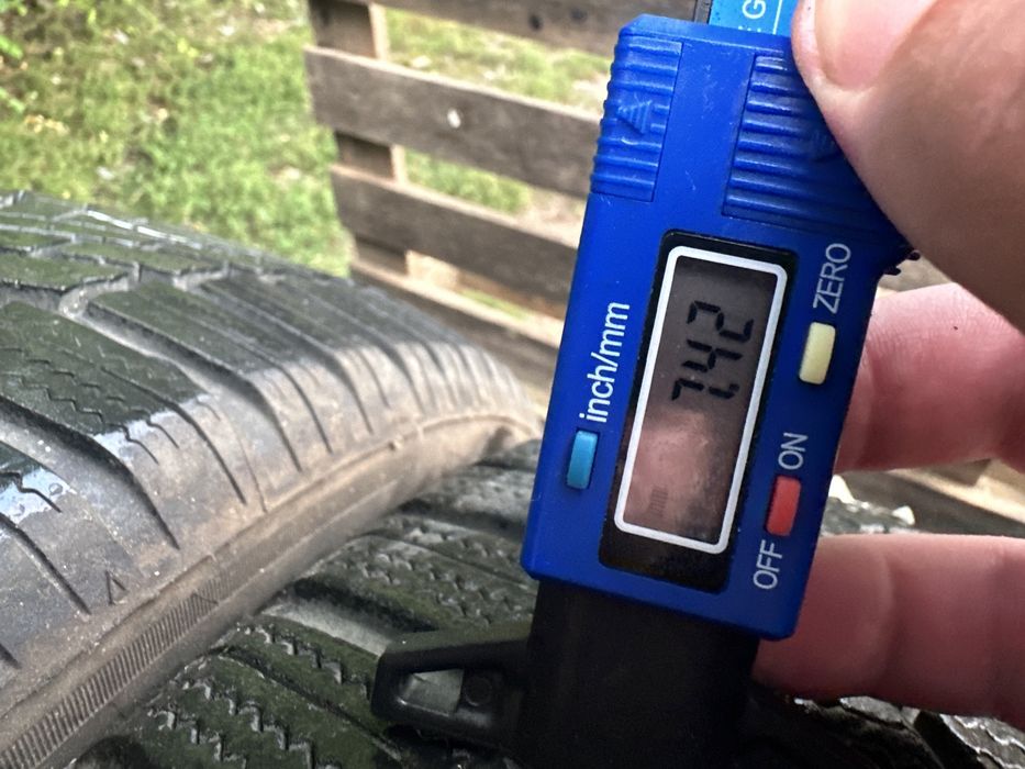 Шини 23 рік зима 235/55 R19 Bridgestone , резина склад база