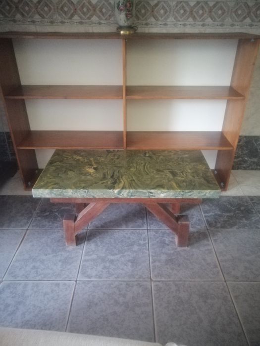 Mesa de centro tampo granito estrutura madeira maciça vengue.