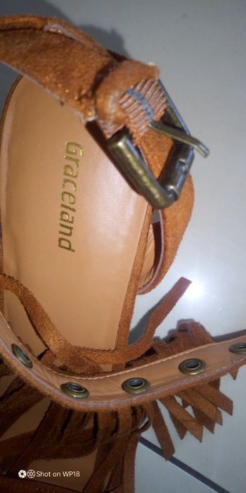 Sandały na obcasie 39