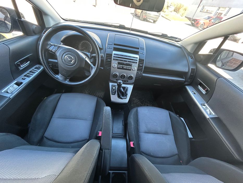 Samochód osobowy Mazda 5.