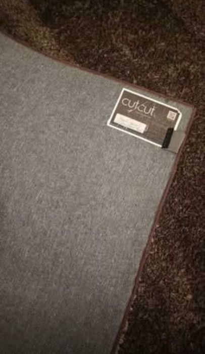 Tapete castanho escuro