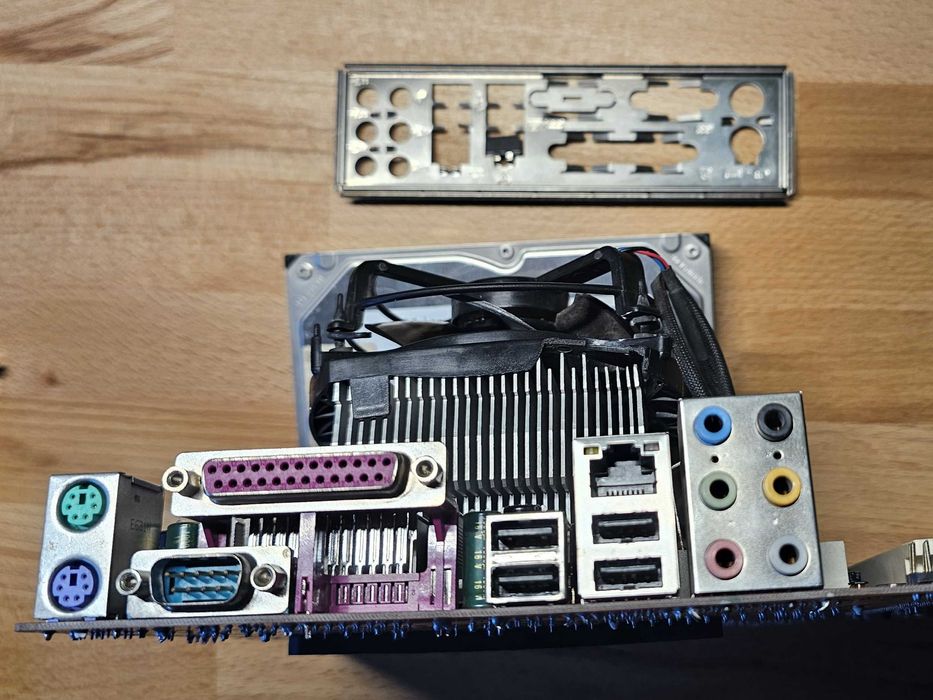 Komputer stacjonarny (bez obudowy) – AMD Athlon X2 / Radeon HD4650