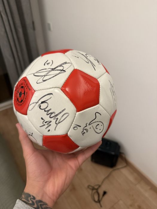 Bola SL Benfica autografada – era Jorge Jesus, Luisão, Gaitán e Salvio