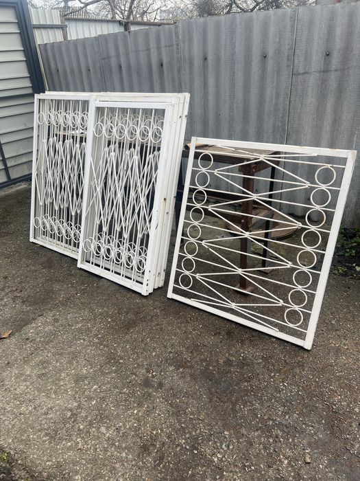 Продам Решетки  на окна.  9 штук.