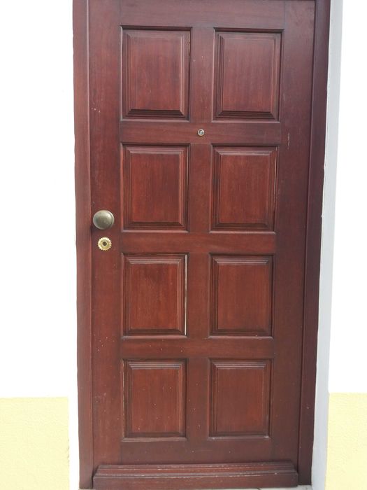 Porta de entrada de madeira