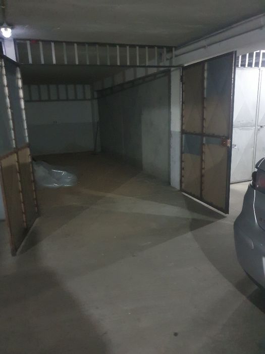 Garagem fechada na rua dos peões