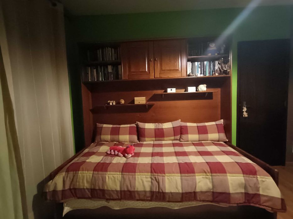 Beliche em madeira de cerejeira com arrumação