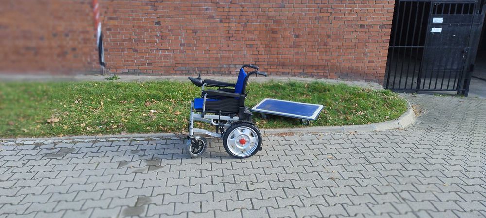 Wózek inwalidzki elektryczny składany