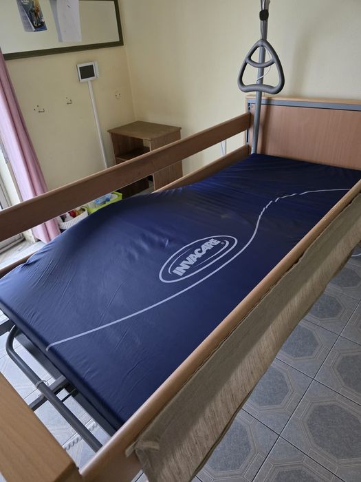Cama elétrica articulada com colchão antiescaras e motor