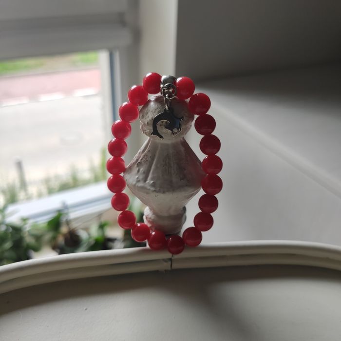 Bransoletka czerwony koral z zawieszką delfin