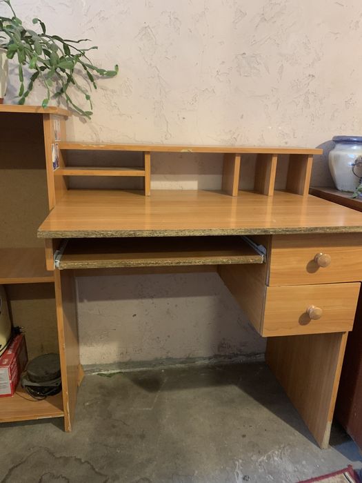 Письменный стол для школьника.