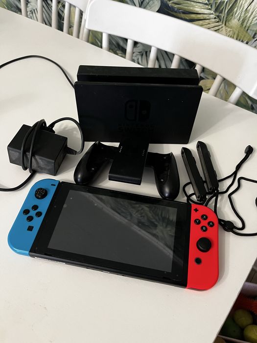 ETUI  GRATIS ! Nintendo Switch V2 + Joy-Cony + stacja dokująca + zasilacz
